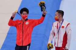 包含拉脱维亚自行车选手勇夺银牌的词条