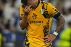 巴黎圣日耳曼球员挥汗如雨拼搏