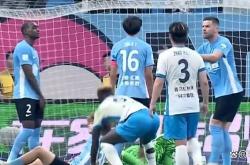 紧张比赛场面，球员们拼尽全力