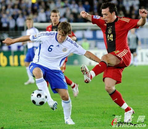 芬兰选手突破南非队防线，获得胜利