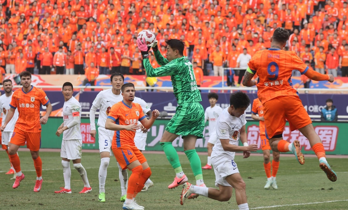 中锋破门进球，球队主场横扫对手领军全队连胜之路