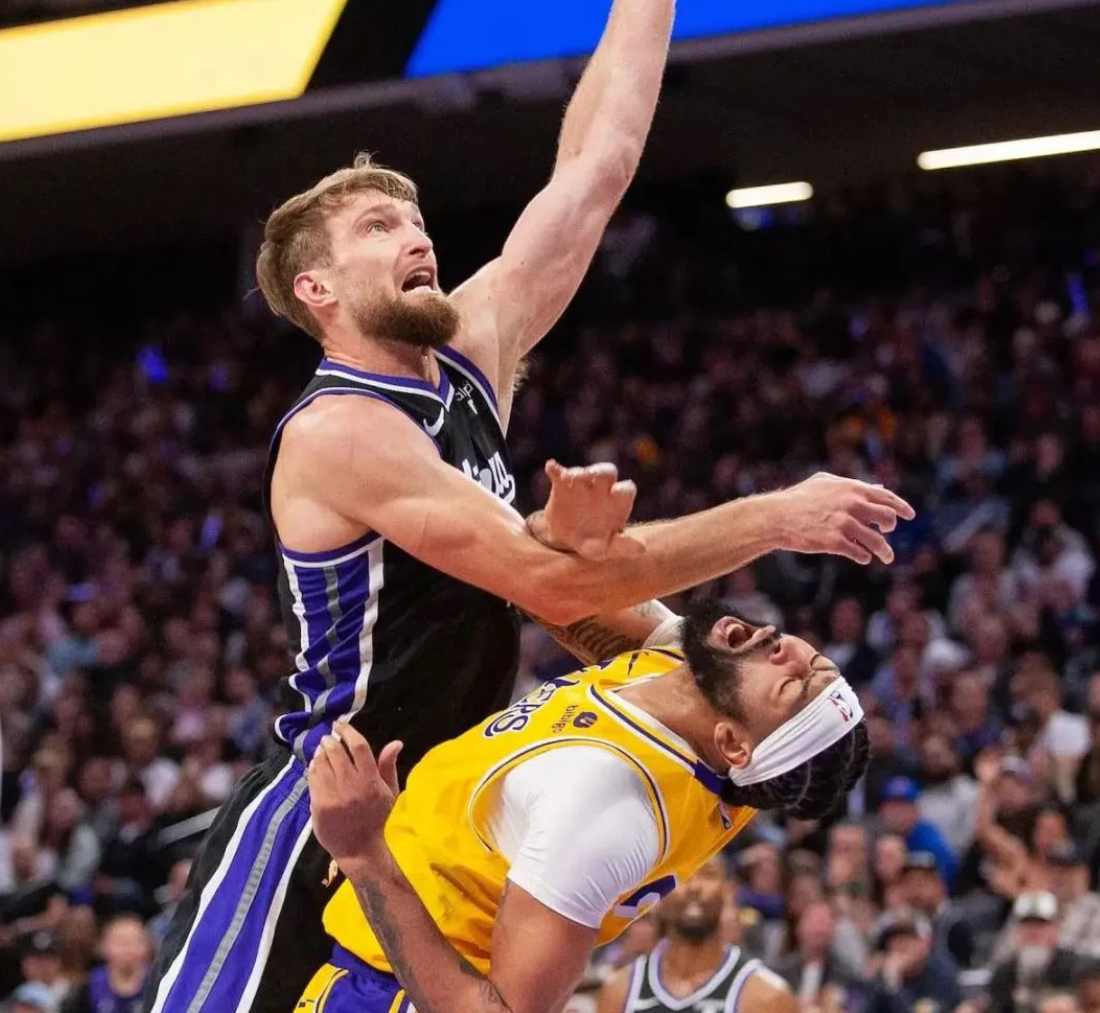 中锋破门进球，球队主场横扫对手领军全队连胜之路